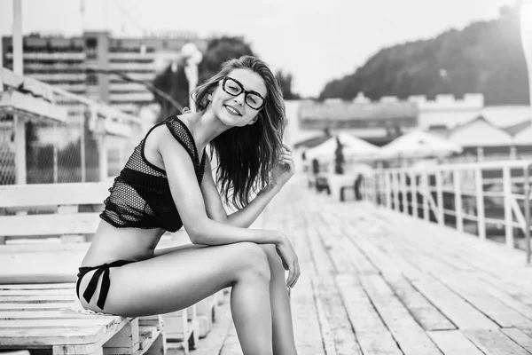 Brunette fille en maillot de bain noir relaxant en plein air — Photo