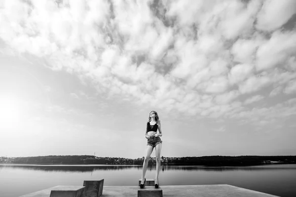 Meisje in een zwarte zwembroek ontspannen buiten — Stockfoto