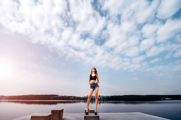 Fille en maillot de bain noir relaxant en plein air — Photo