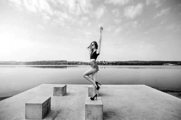 Chica en traje de baño negro relajante al aire libre —  Fotos de Stock