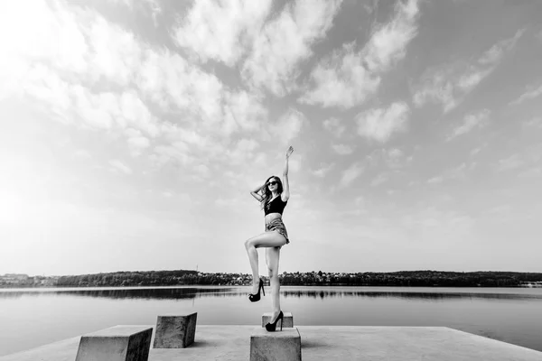 Дівчина в чорному купальнику розслабляється на відкритому повітрі — стокове фото