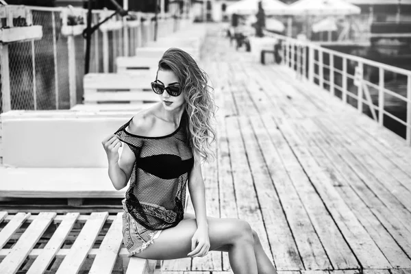Fata în costum de baie negru relaxare în aer liber — Fotografie, imagine de stoc