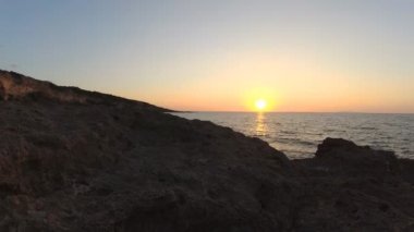 Güzel gün batımı deniz manzarası