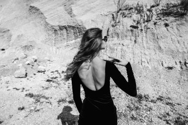 Güzel kadın açık uzun siyah elbise yürüyüş