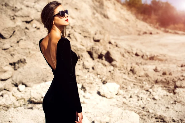 Güzel kadın açık uzun siyah elbise yürüyüş — Stok fotoğraf