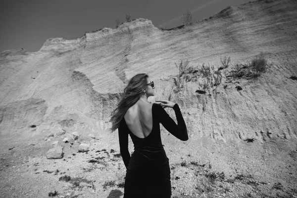 Bella donna in abito lungo nero a piedi all'aperto — Foto Stock