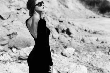 Güzel kadın açık uzun siyah elbise yürüyüş