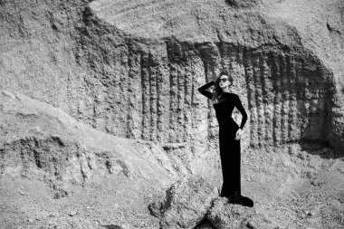 Güzel kadın açık uzun siyah elbise yürüyüş