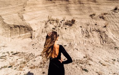 Güzel kadın açık uzun siyah elbise yürüyüş