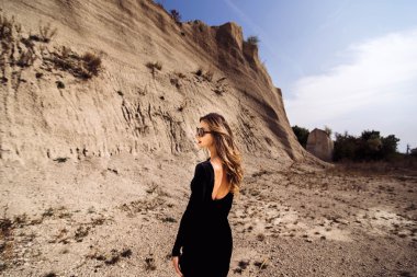 Güzel kadın açık uzun siyah elbise yürüyüş