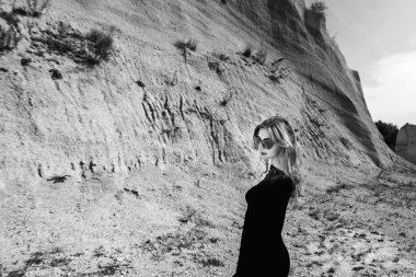 Güzel kadın açık uzun siyah elbise yürüyüş