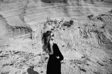 Güzel kadın açık uzun siyah elbise yürüyüş