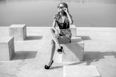 parkta yürüyen genç güzel kadın