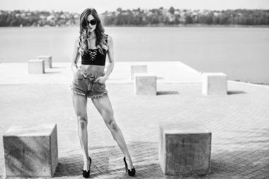 parkta yürüyen genç güzel kadın