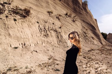 Güzel kadın açık uzun siyah elbise yürüyüş