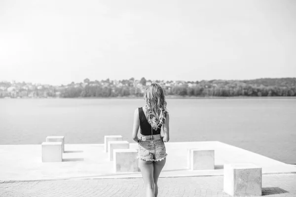 Jeune jolie femme marchant dans le parc — Photo