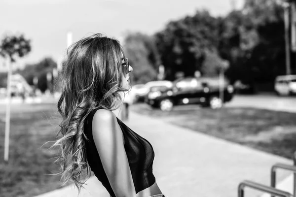 Junge hübsche Frau spaziert im Park — Stockfoto