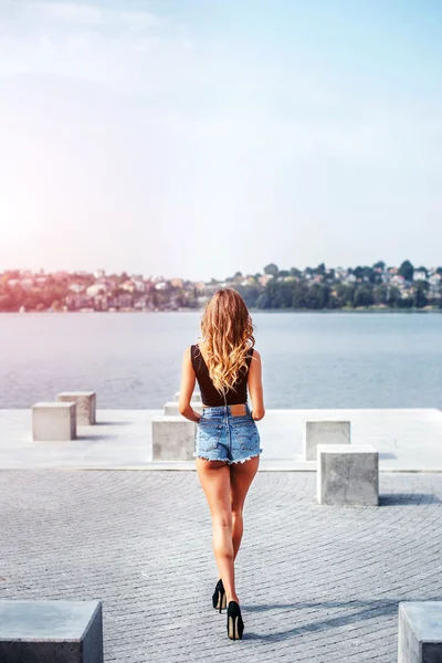 Mooie jongedame wandelen in het park — Stockfoto