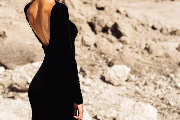 屋外の長い黒のドレスを歩いてきれいな女性 — ストック写真