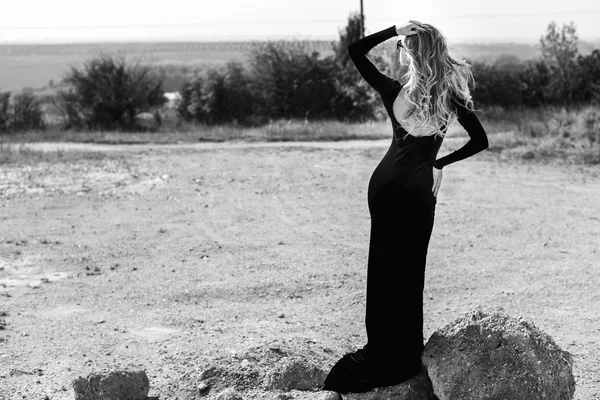 Hezká žena v dlouhých černých šatech chůzi venkovní — Stock fotografie