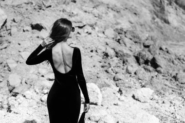 Güzel kadın açık uzun siyah elbise yürüyüş