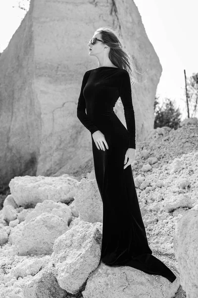 屋外の長い黒のドレスを歩いてきれいな女性 — ストック写真