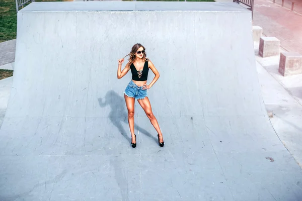 Jeune jolie femme marchant dans le parc — Photo