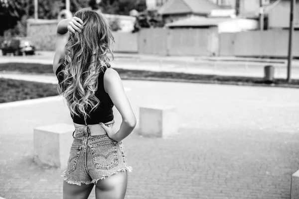 Junge hübsche Frau spaziert im Park — Stockfoto