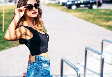 parkta yürüyen genç güzel kadın