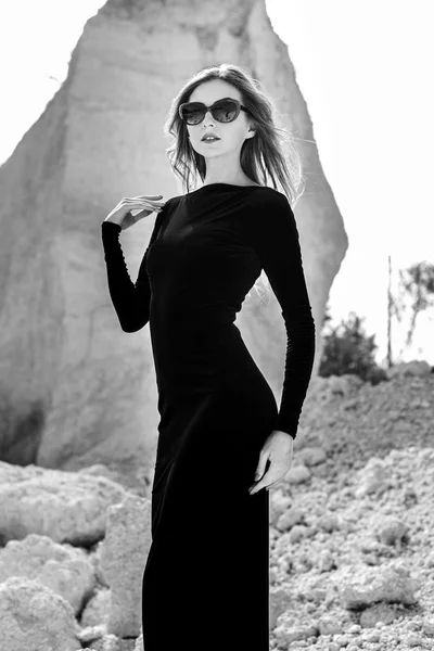 야외에서 긴 검은 드레스 도보로 예쁜 여자 — 스톡 사진