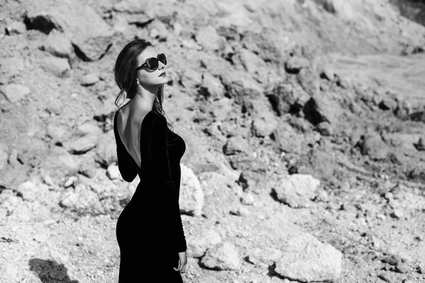 Mulher bonita em vestido preto longo andando ao ar livre — Fotografia de Stock
