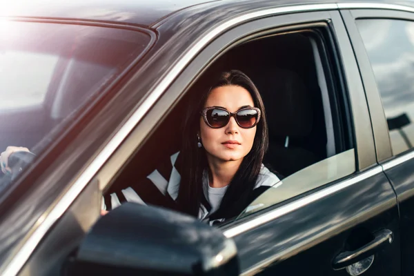 Νεαρή γυναίκα που οδηγεί αυτοκίνητο — Φωτογραφία Αρχείου
