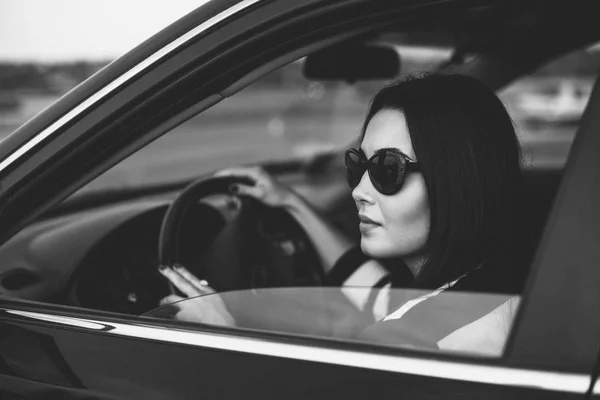 Młoda kobieta prowadzi samochód — Zdjęcie stockowe