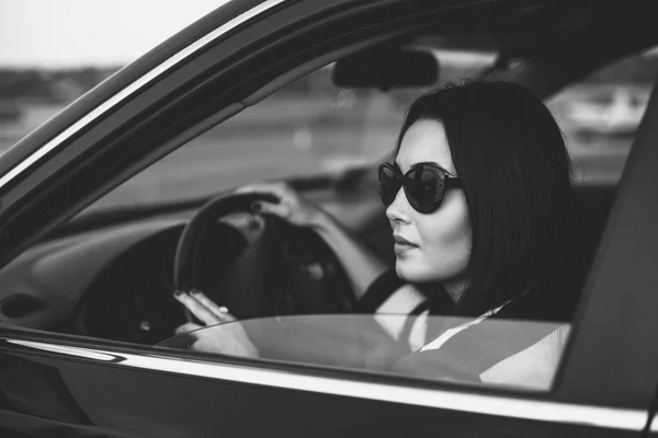 Mujer joven conduciendo coche —  Fotos de Stock