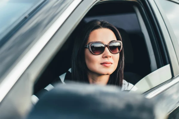 Ung kvinna sitter i bilen — Stockfoto
