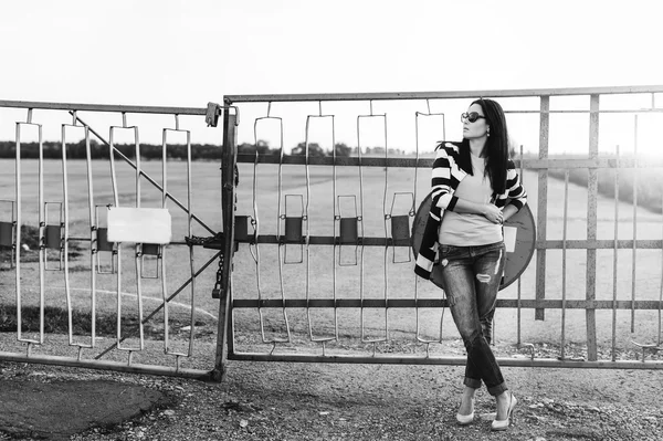 古いフェンス近くに立っている若い女性 — ストック写真
