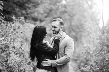 Güzel çift parkta yürüyüş