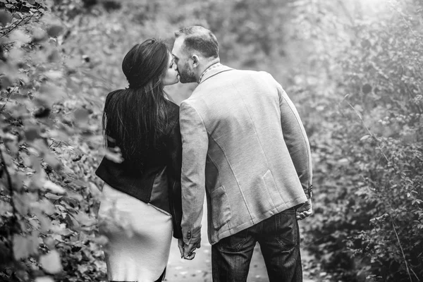 Bonito casal andando no parque — Fotografia de Stock