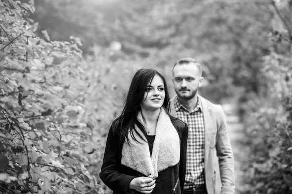 Güzel çift parkta yürüyüş