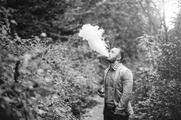 Homme avec barbe fumant cigarette électronique — Photo