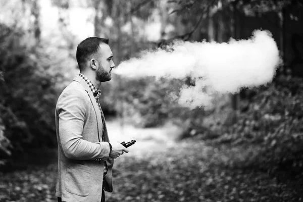 Hommes avec barbe fumant cigarette électronique — Photo