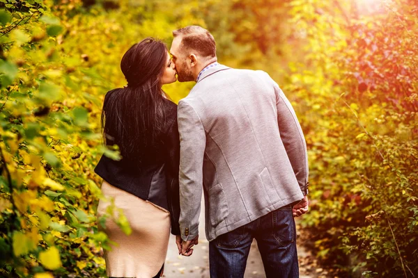 Jolie couple marche en plein air — Photo