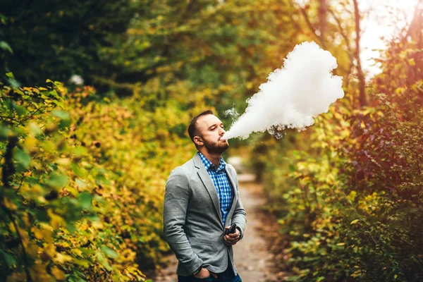 Mannen med skägg röka elektronisk cigarett — Stockfoto