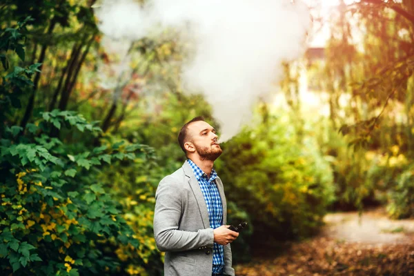 Mannen med skägg röka elektronisk cigarett — Stockfoto