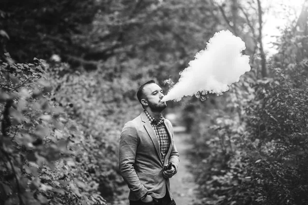 Homme avec barbe fumant cigarette électronique — Photo