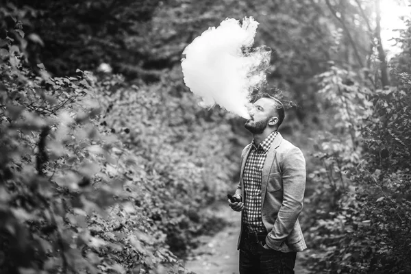 남자 수염 금연 전자 담배와 — 스톡 사진