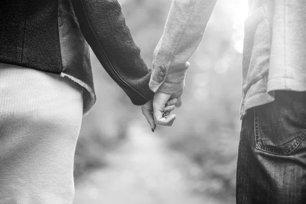 Linda pareja caminando al aire libre —  Fotos de Stock