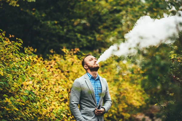 Homens com barba fumando cigarro eletrônico — Fotografia de Stock