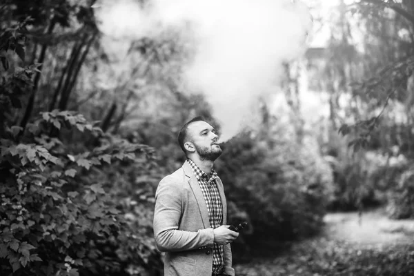 Hombre con barba fumar cigarrillo electrónico —  Fotos de Stock