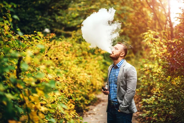 Mannen med skägg röka elektronisk cigarett — Stockfoto